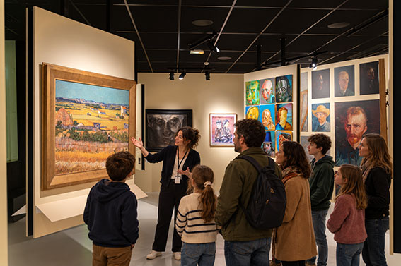 Visite-familiale-de-lexposition-Van-Gogh-web.